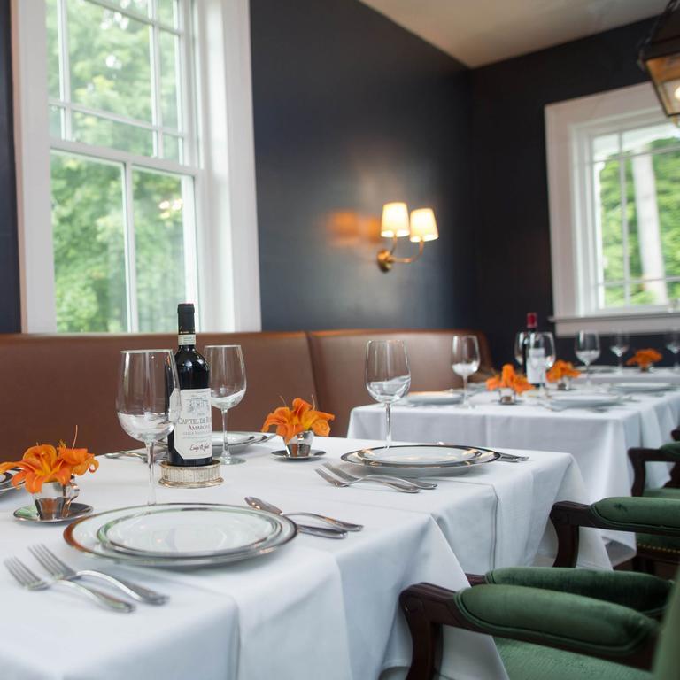 Kemble Inn - Restaurant - Bar Lenox Extérieur photo