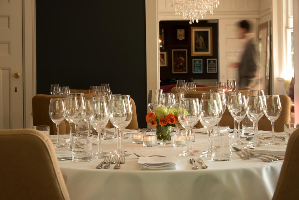 Kemble Inn - Restaurant - Bar Lenox Extérieur photo