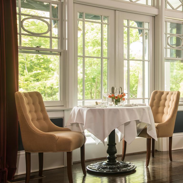 Kemble Inn - Restaurant - Bar Lenox Extérieur photo