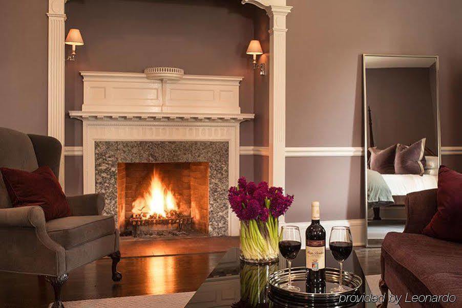 Kemble Inn - Restaurant - Bar Lenox Extérieur photo