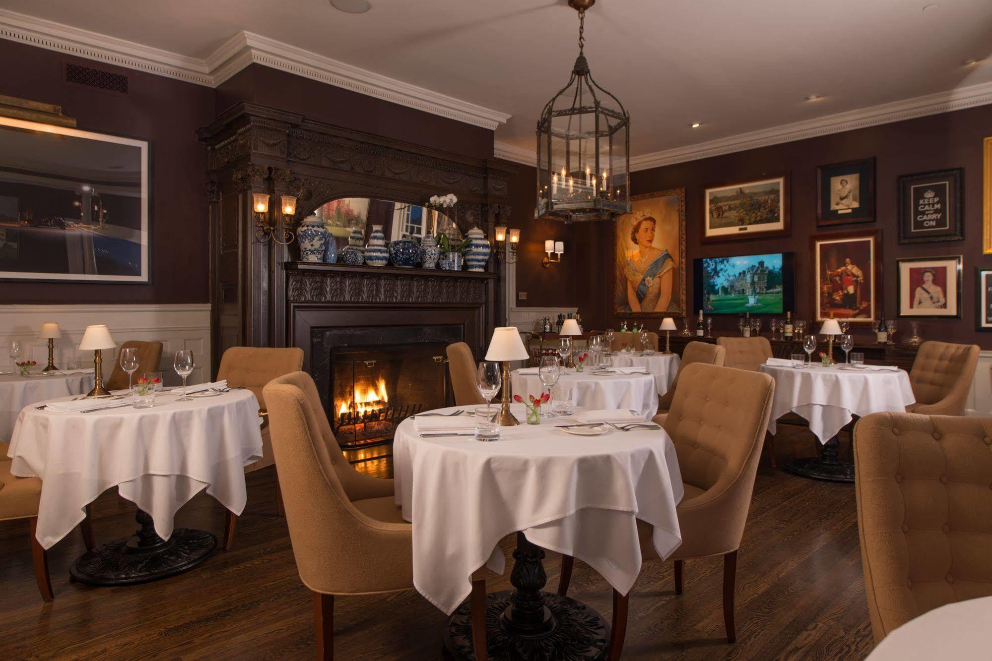 Kemble Inn - Restaurant - Bar Lenox Extérieur photo