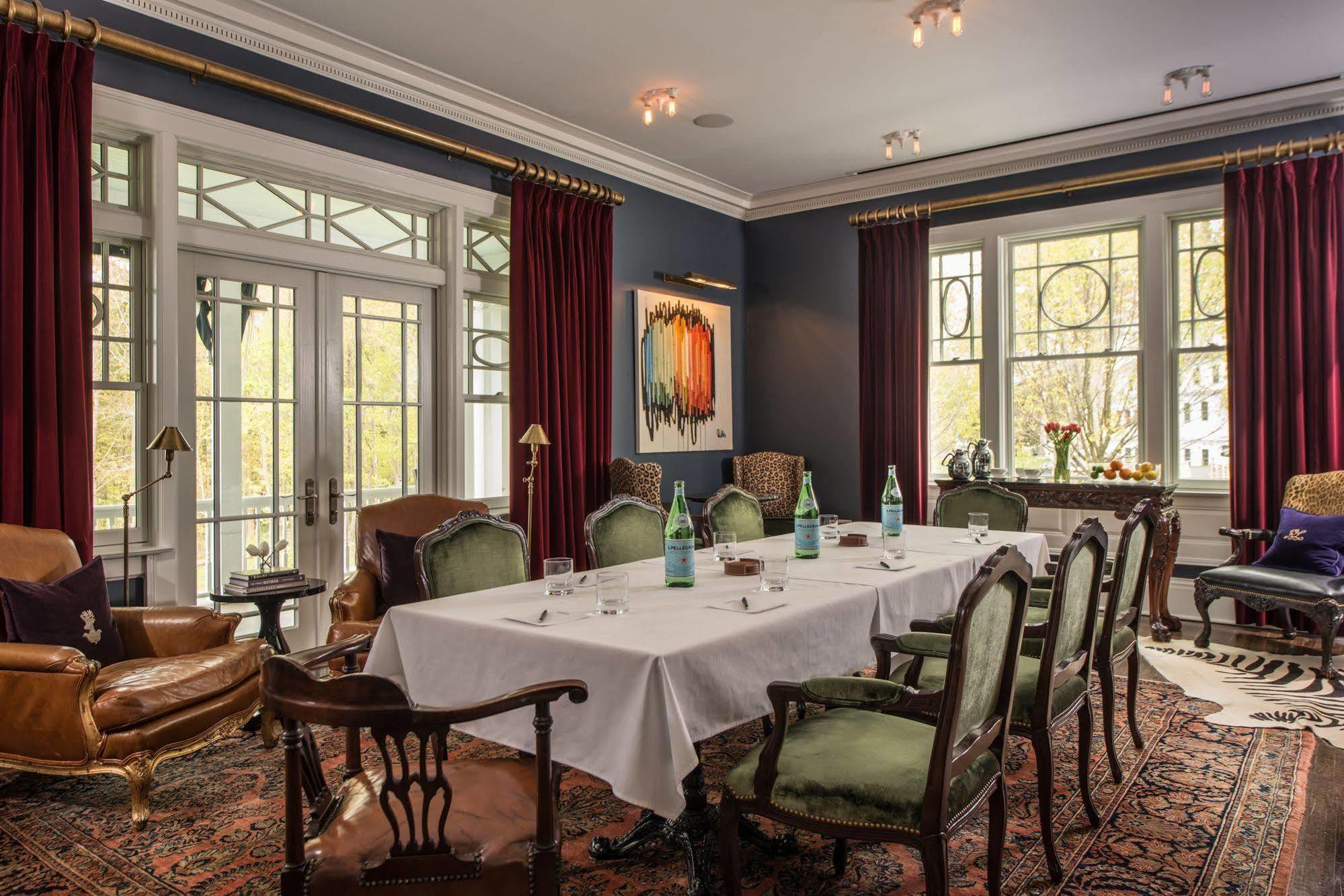 Kemble Inn - Restaurant - Bar Lenox Extérieur photo