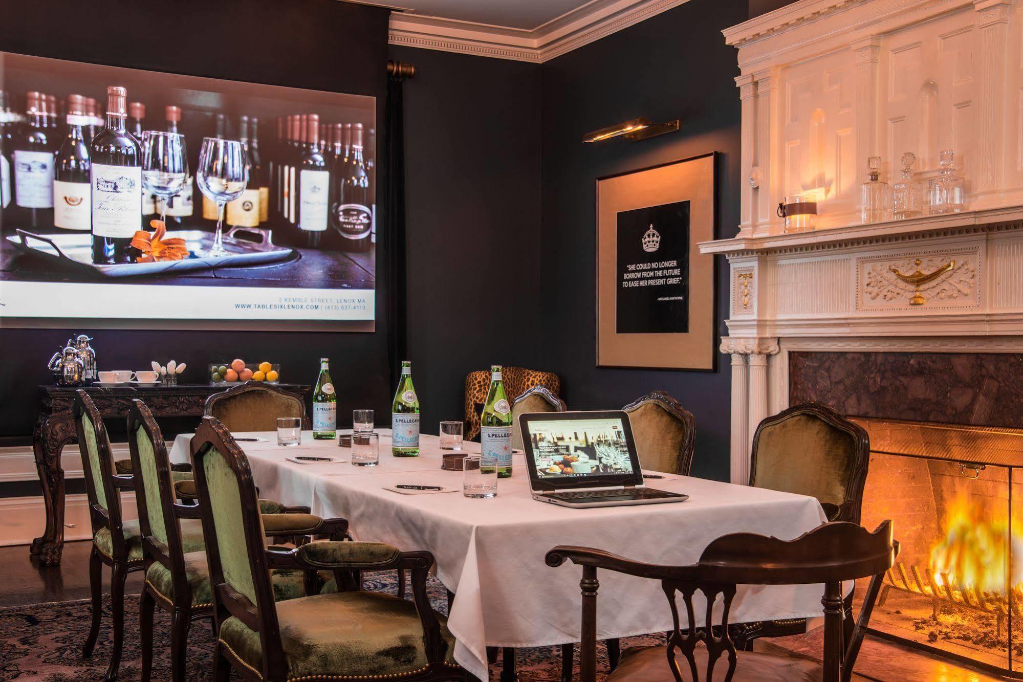 Kemble Inn - Restaurant - Bar Lenox Extérieur photo